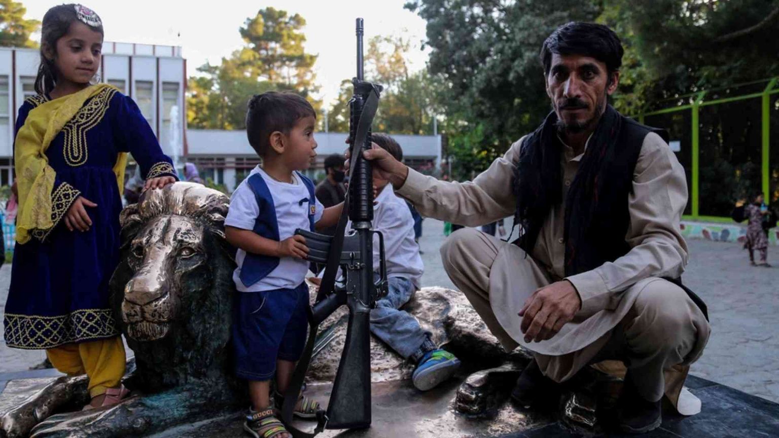 Scuole aperte, solo per maschi. Gli Usa ammettono la strage di bambini