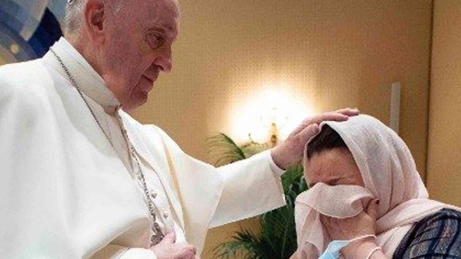 L’abbraccio del Papa a un gruppo di famiglie fuggite da Kabul