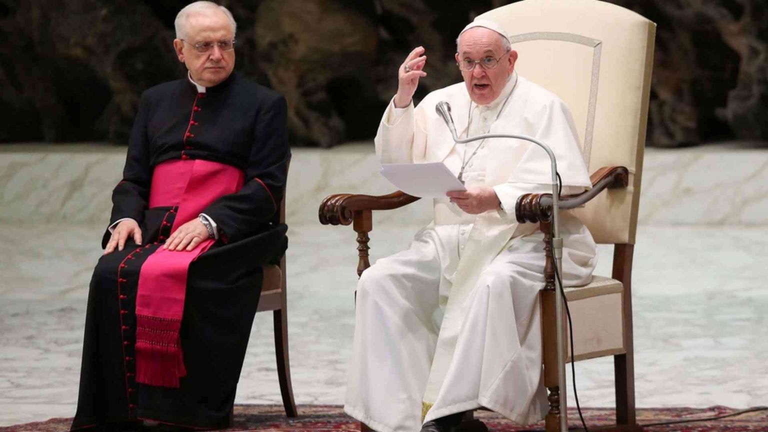 Il Papa: «La violenza sulle donne è una piaga aperta»