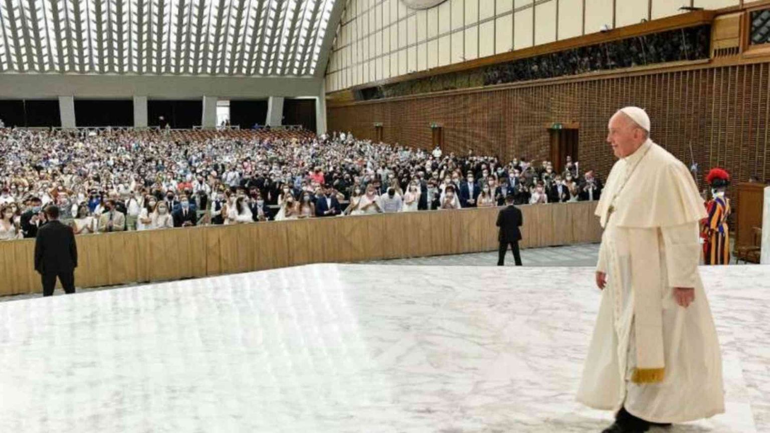 Il Papa: tutti siamo "santi" ma dobbiamo collaborare con Dio