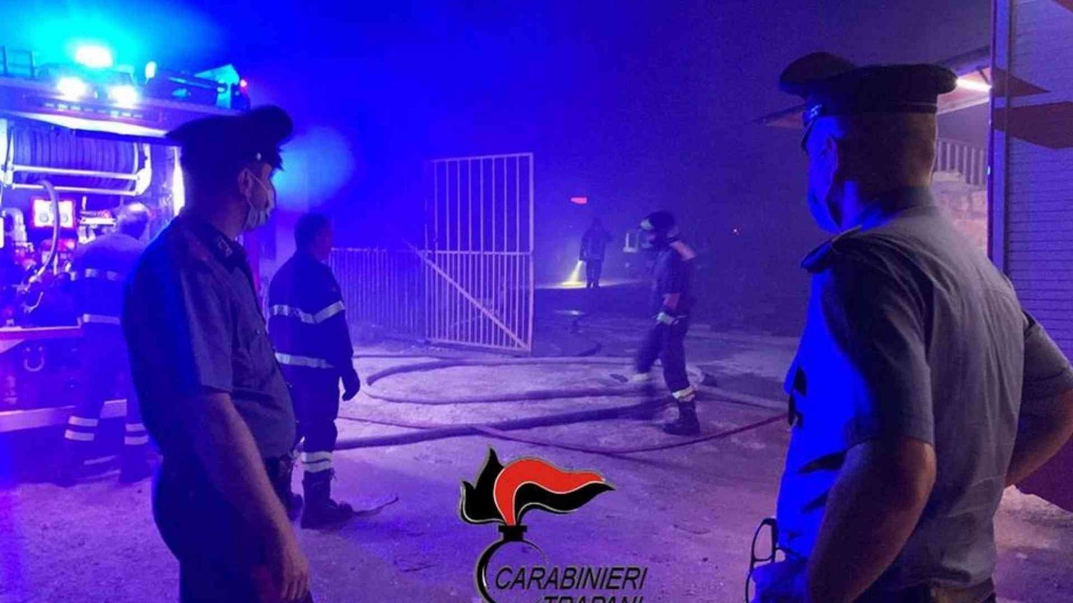 Brucia il ghetto di Campobello, muore un giovane del Senegal