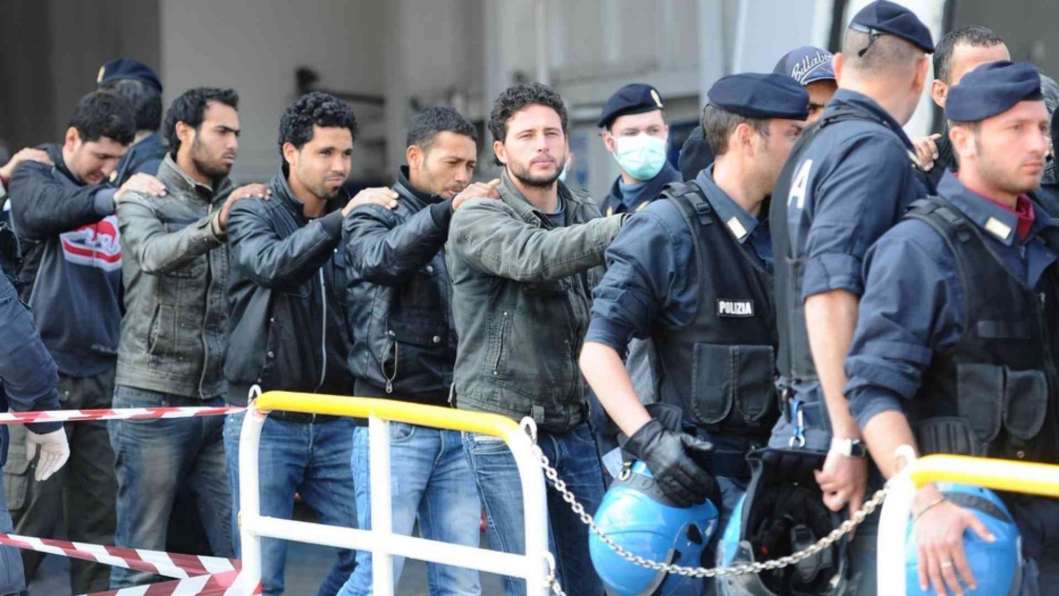 Rimpatri forzati in calo per pandemia. Una pratica costosa, ma poco incisiva