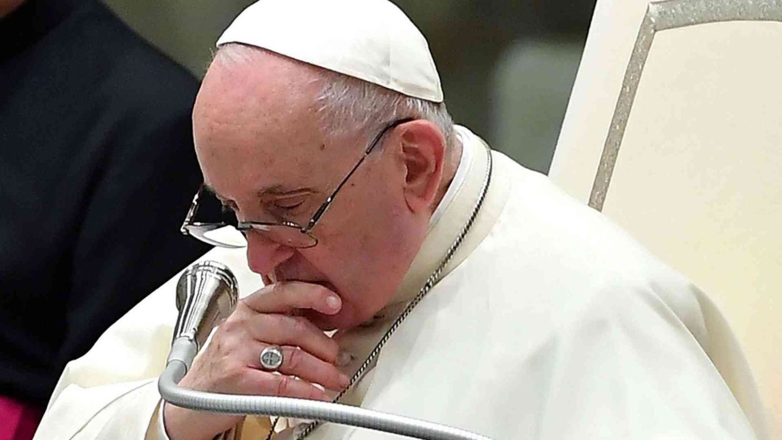 Abusi in Francia, il Papa: è il momento della vergogna, la mia e la nostra