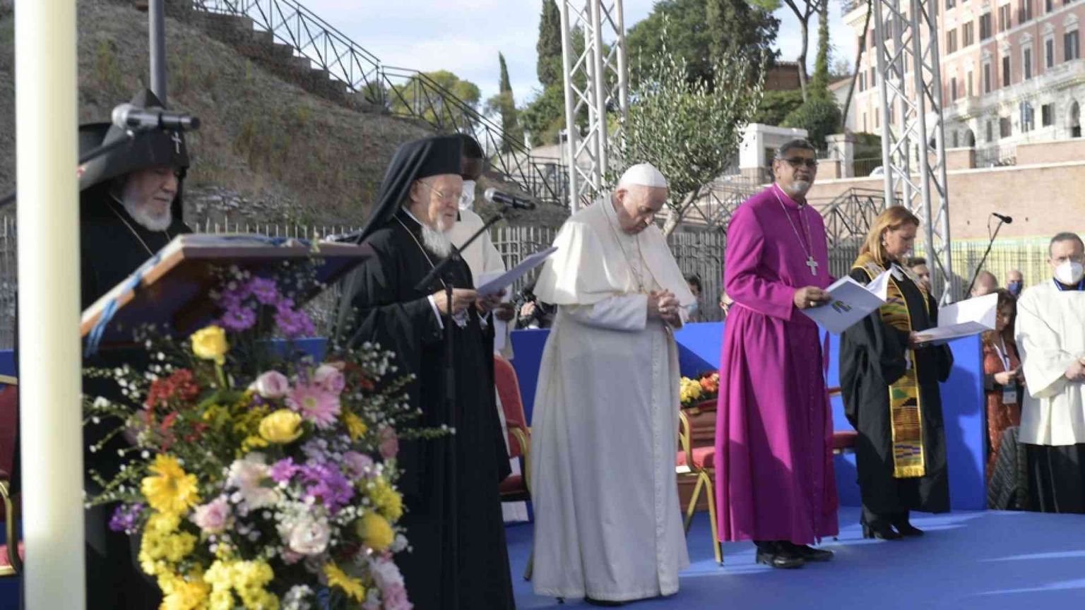 Con Sant'Egidio per la pace. Il Papa: costruiamo compassione