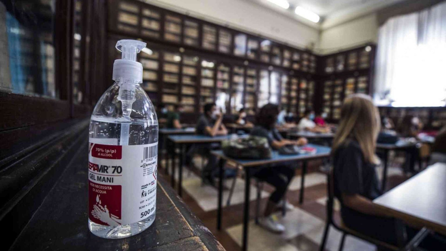 Scuola, con un positivo in classe lezioni in presenza (con tampone)