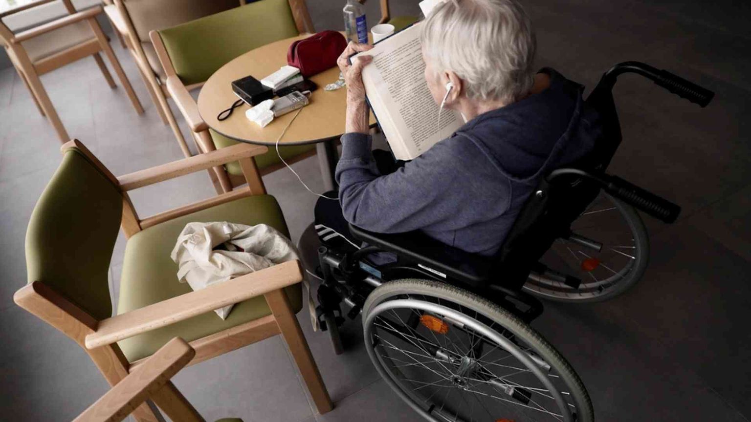 I regali dei "Nipoti di Babbo Natale" agli anziani nelle Rsa: ecco come