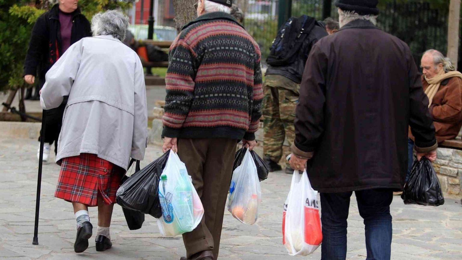 Duecento casse "lente" al supermercato contro la solitudine degli anziani