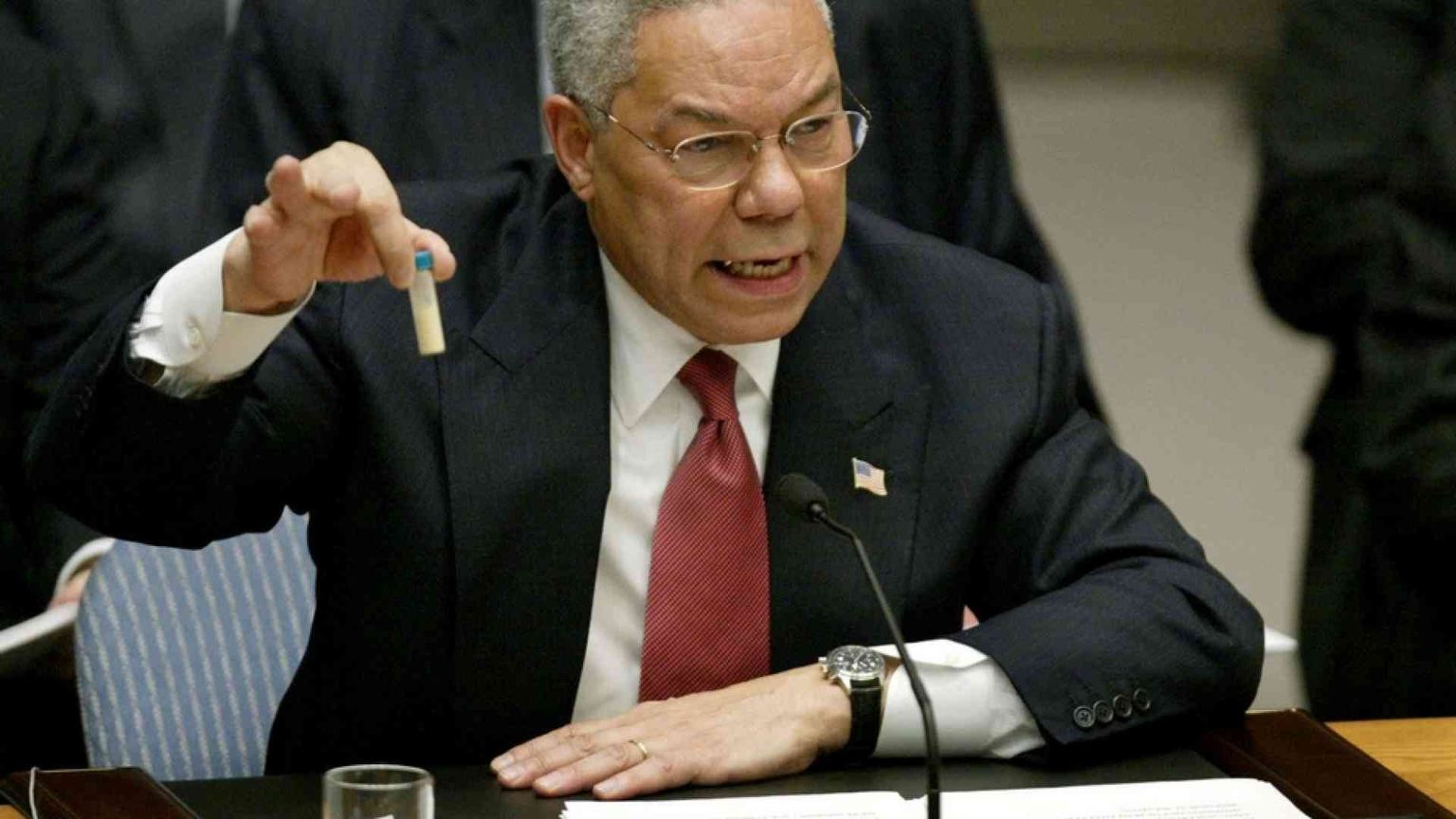Morto Colin Powell, primo segretario di Stato afroamericano. Il caso Iraq
