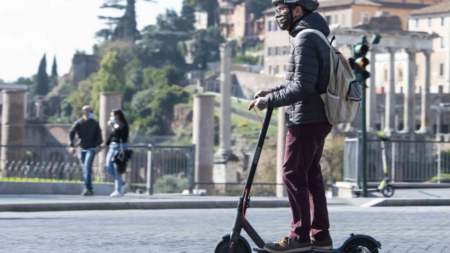 Monopattini, fumo e telefono in auto: ecco come cambieranno le regole