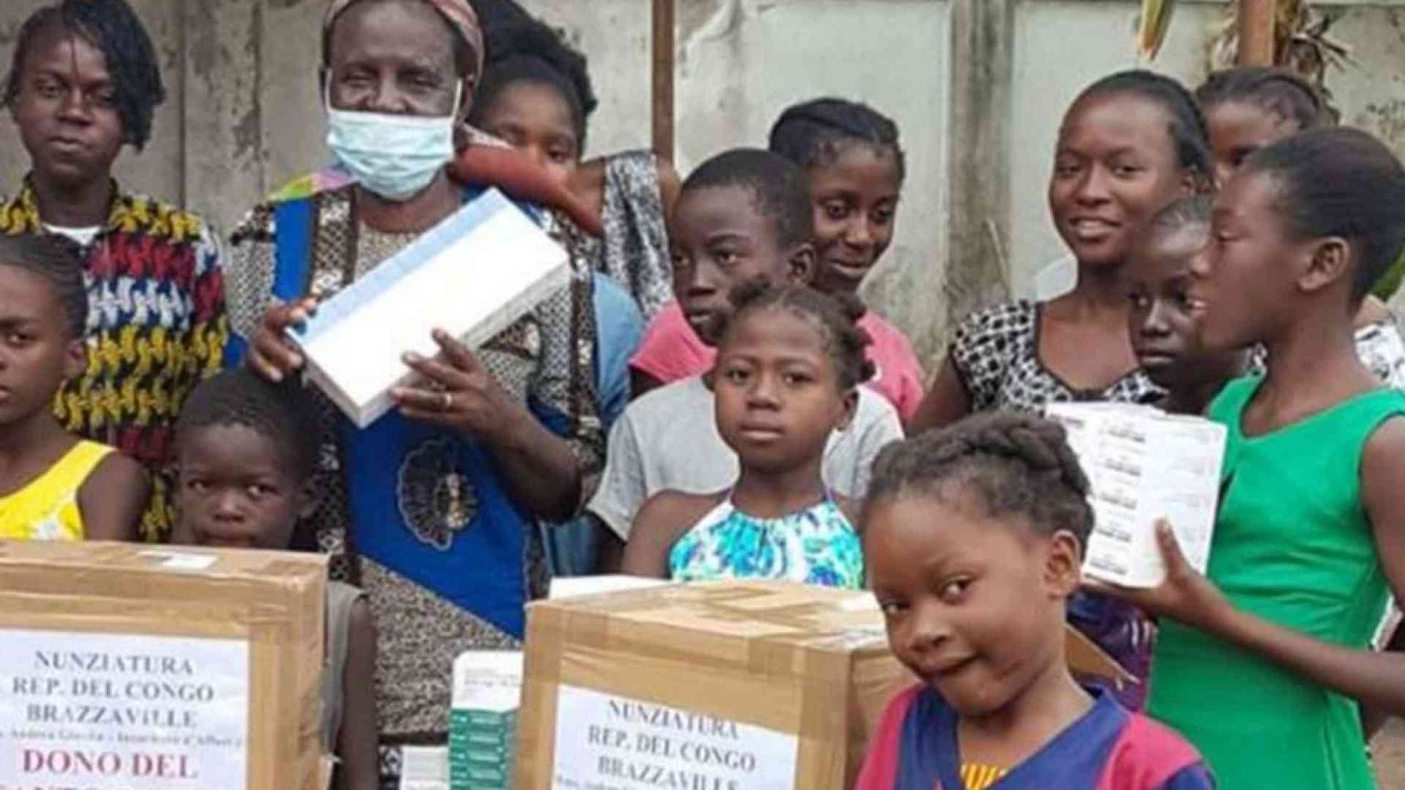 Il dono del Papa a un orfanotrofio del Congo: farmaci per i bimbi malati