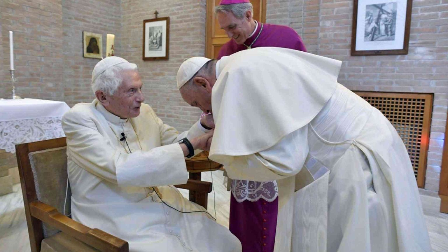 Benedetto XVI ricorda gli amici scomparsi: «Spero di unirmi presto a loro»