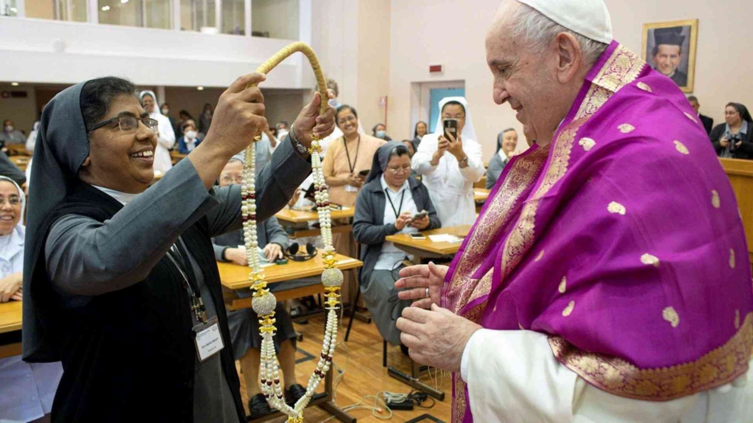 Il Papa alle salesiane: attente alla mondanità, è la strada del diavolo