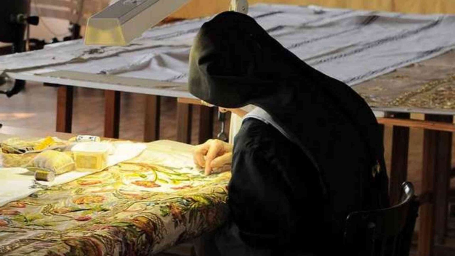 Nel monastero dove si riparano i vestiti di santi e martiri