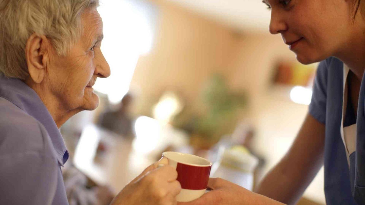 Per gli anziani assistiti in casa servono sconti fiscali e servizi