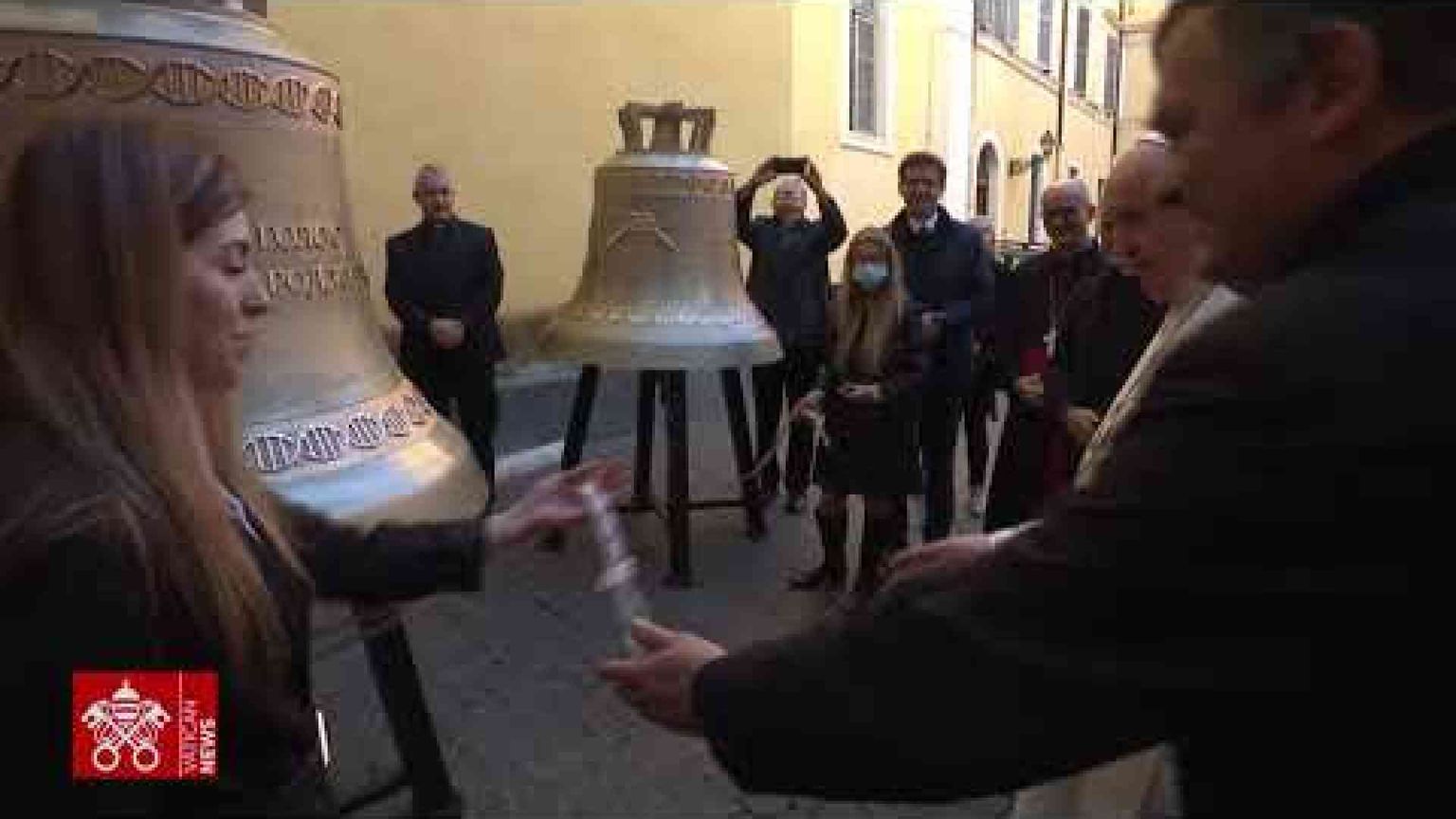 Papa Francesco benedice le campane della vita, «la voce dei non nati»