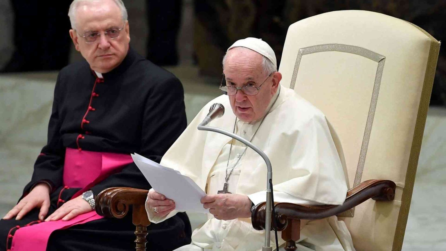 Il Papa: lo Spirito dona mitezza e invita a portare i pesi degli altri