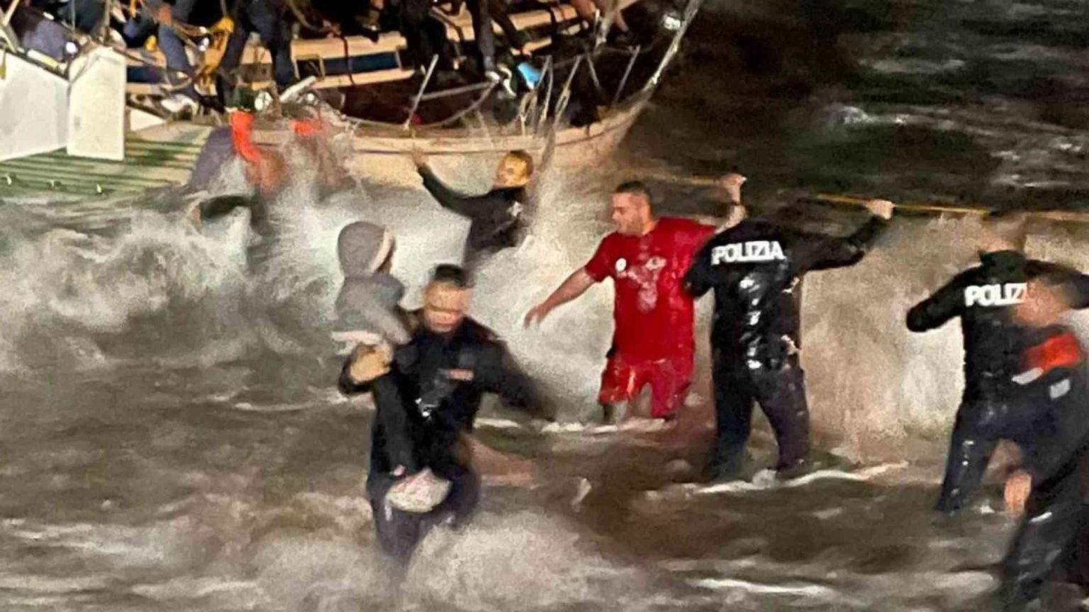 Il poliziotto tra le onde: quei bimbi salvati dal mare, come miei figli