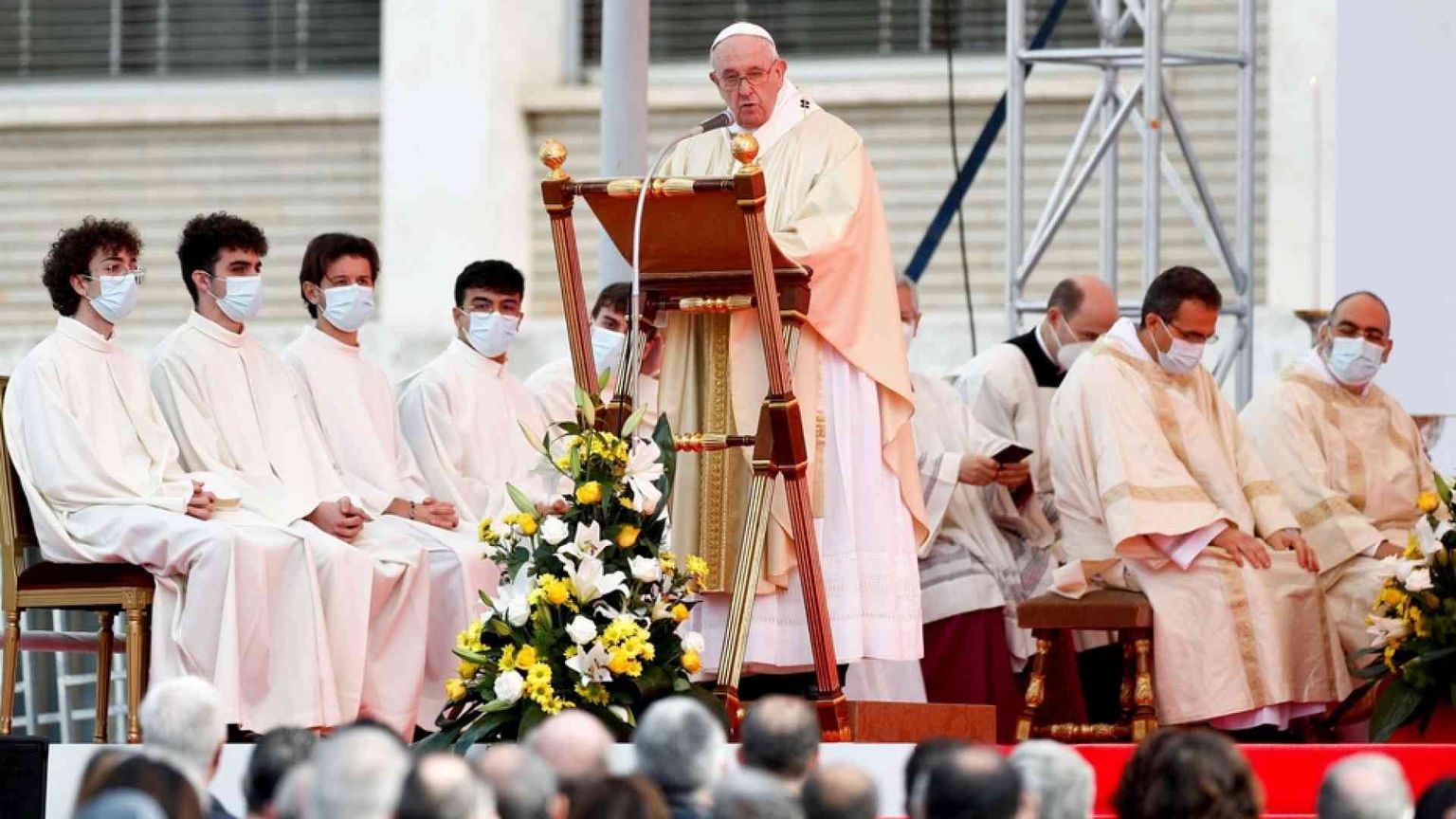 Messa al Gemelli: «Appassioniamoci all'uomo che soffre»