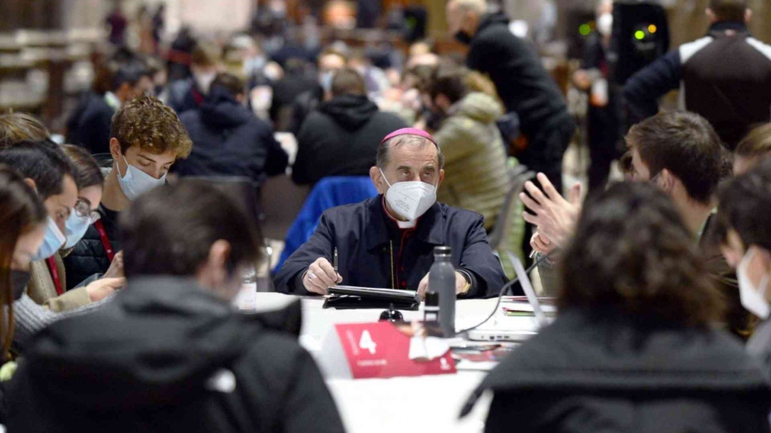 Giovani e vescovi: nel Duomo di Milano va in scena il dialogo (e l'ascolto)