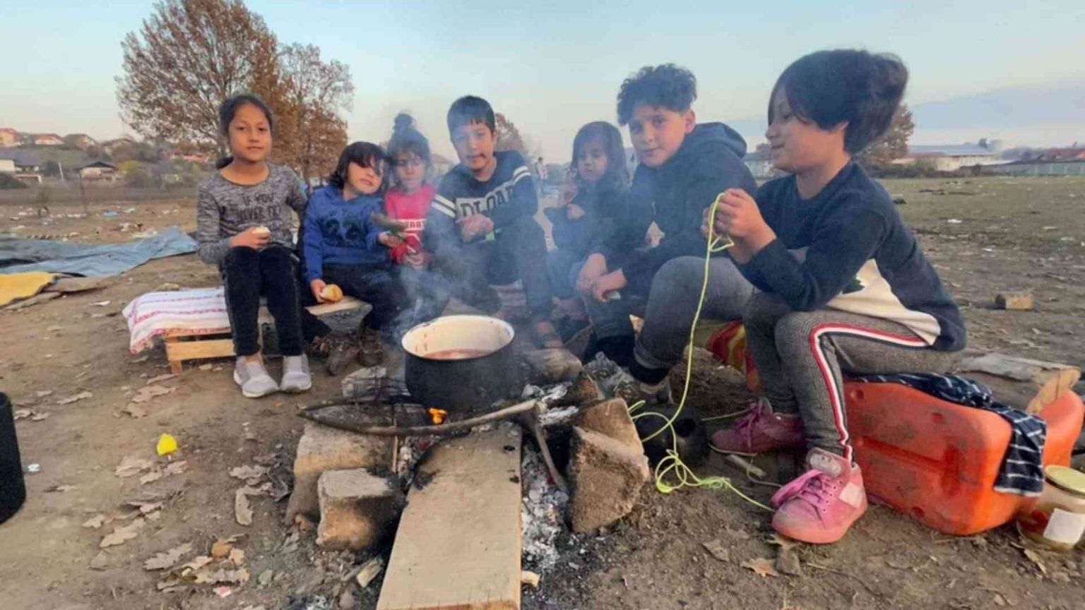 Aerei Ue a caccia di profughi e ruspe per scacciare le famiglie