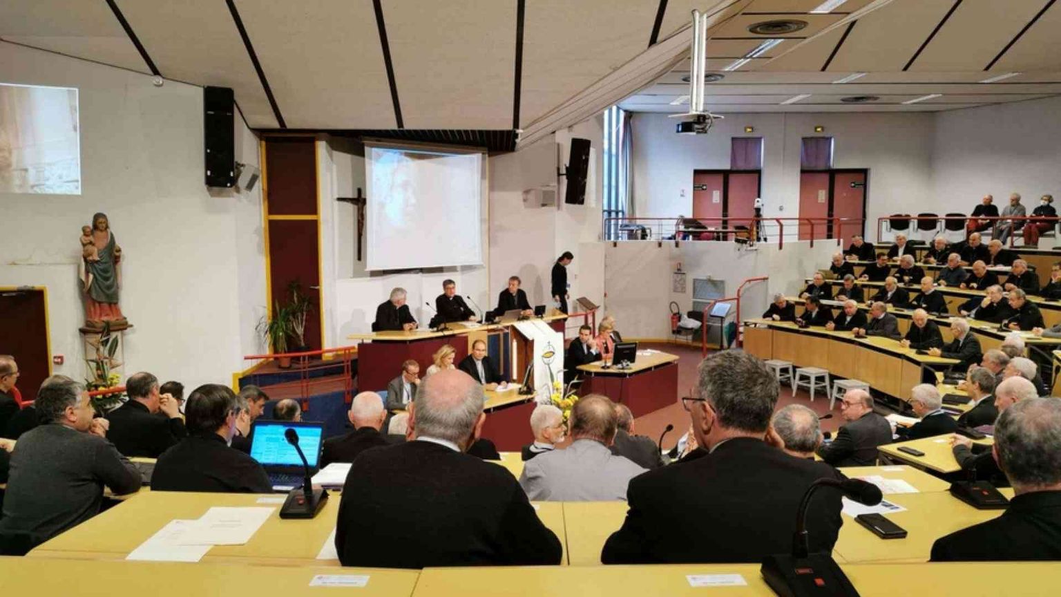 I vescovi francesi chiedono aiuto al Papa e promettono risarcimenti