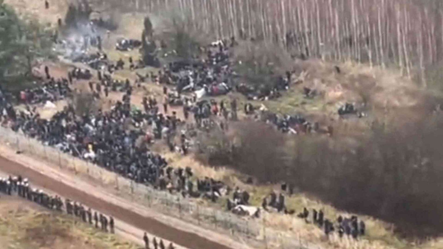 La Bielorussia ammassa i profughi al confine, le truppe polacche li respingono