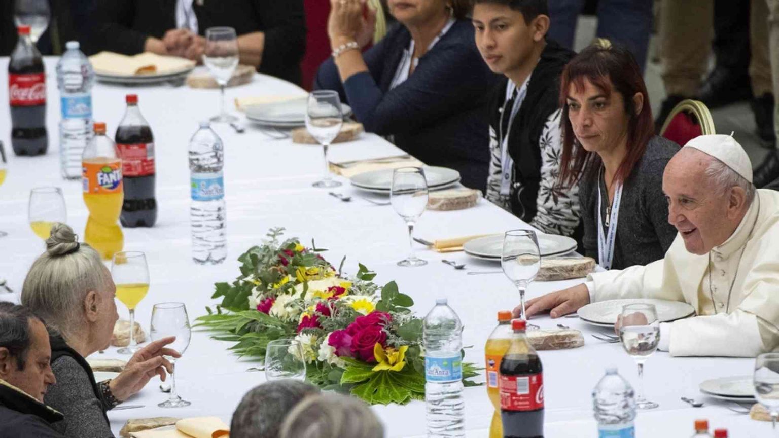 Papa Francesco ad Assisi in ascolto dei poveri, lo aspettano in 500