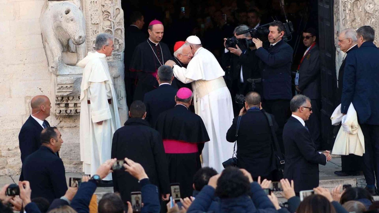 Il Papa a Firenze con i vescovi e i sindaci del Mediterraneo per la pace