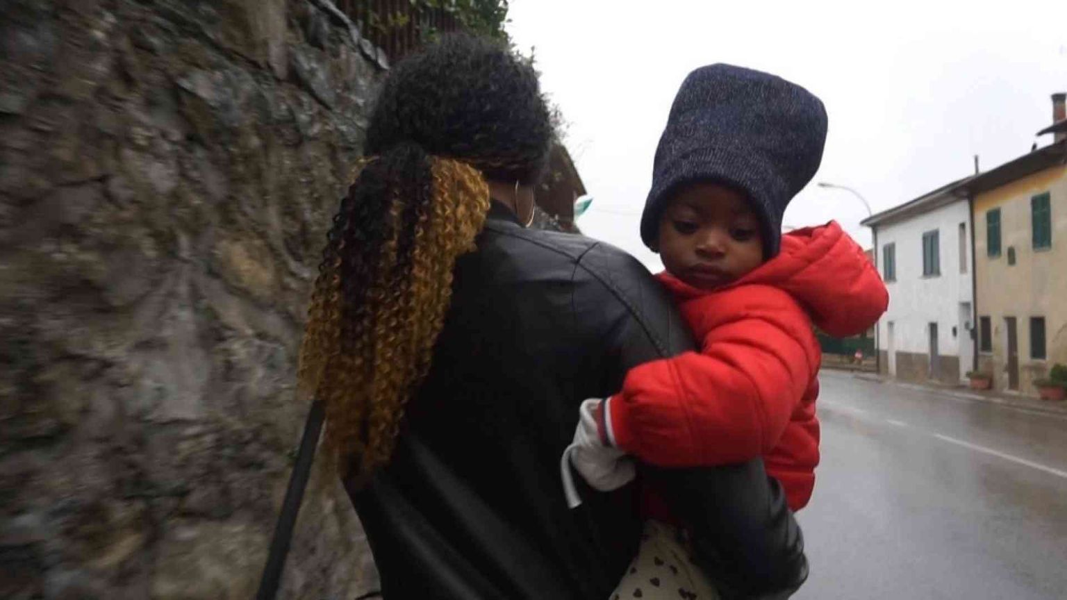 Regole, limiti e violenze: così la richiesta di asilo è una corsa a ostacoli