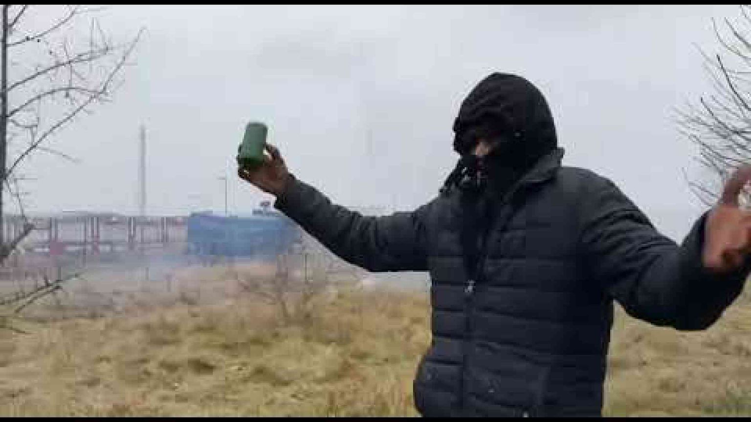 Assalto alle barriere polacche, idranti e gas lacrimogeni contro i migranti