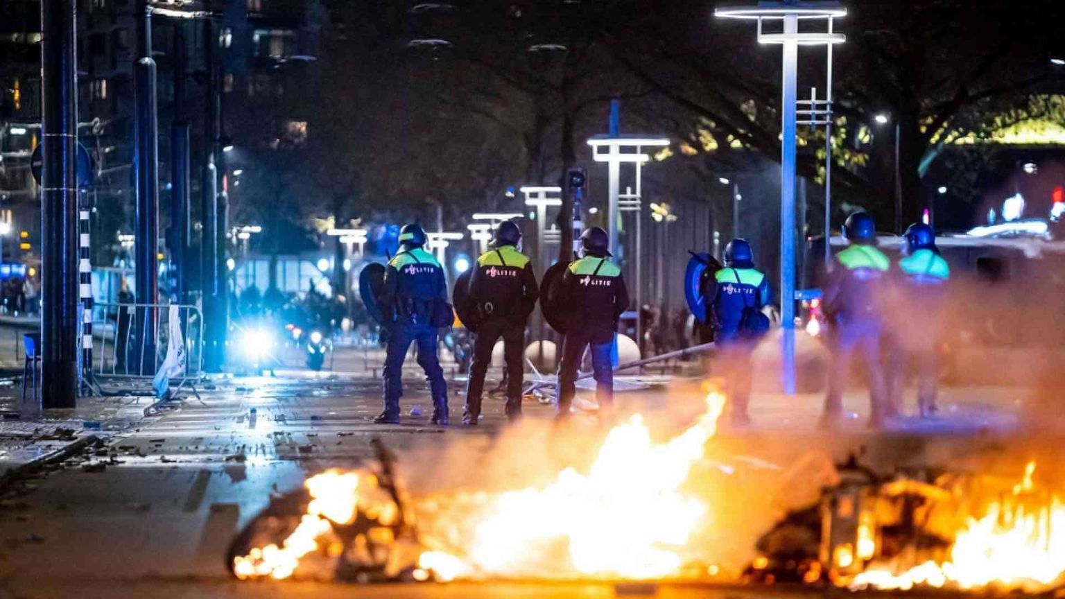 A Rotterdam notte di rivolta anti-lockdown: auto in fiamme, la polizia spara