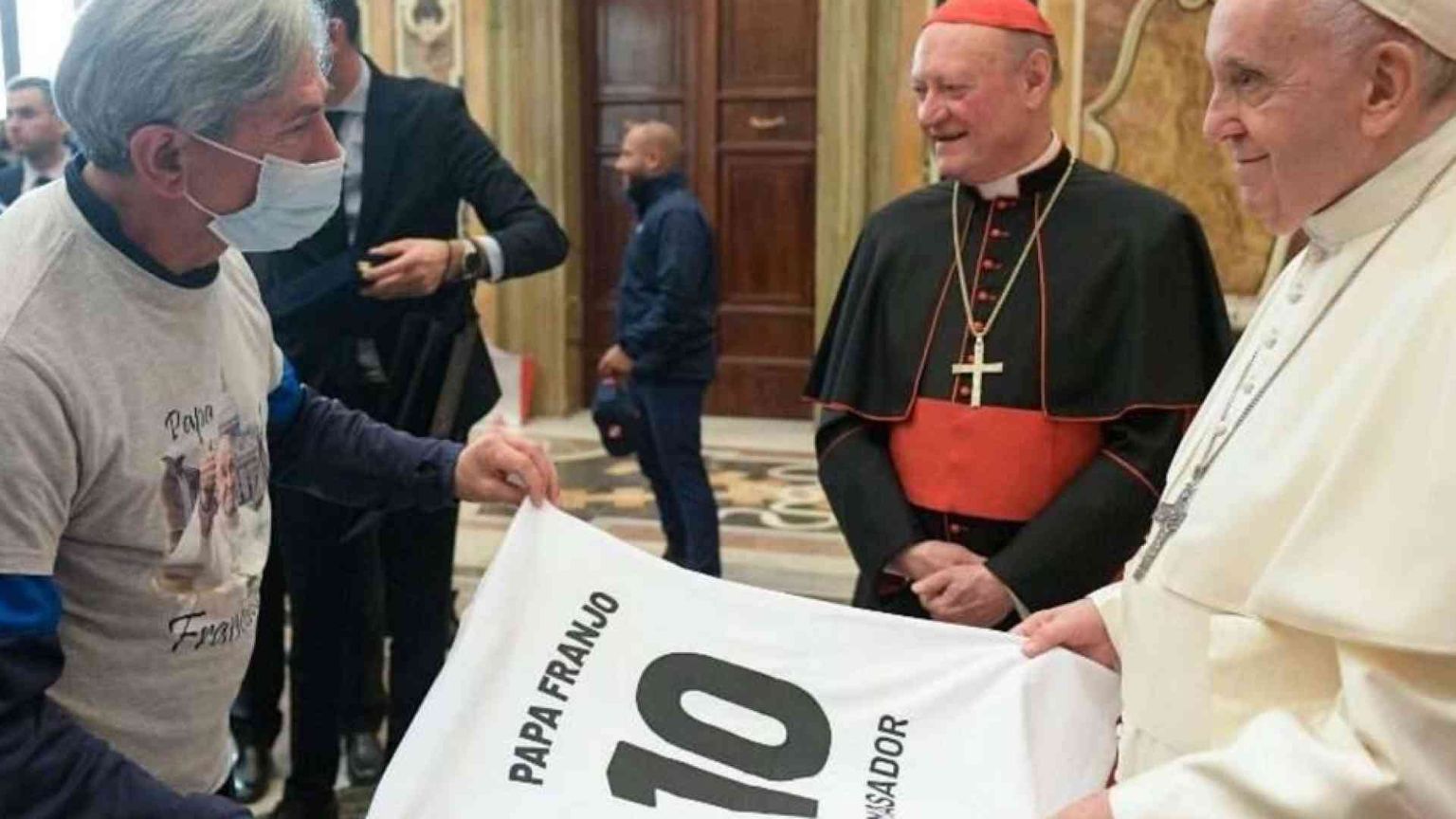 Il Papa: date insieme un calcio all'esclusione