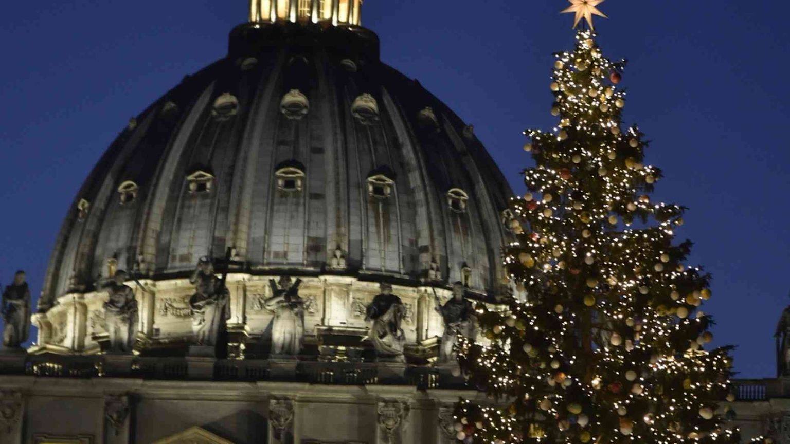 Papa Francesco: nella pandemia le luci di Natale ci invitano alla speranza