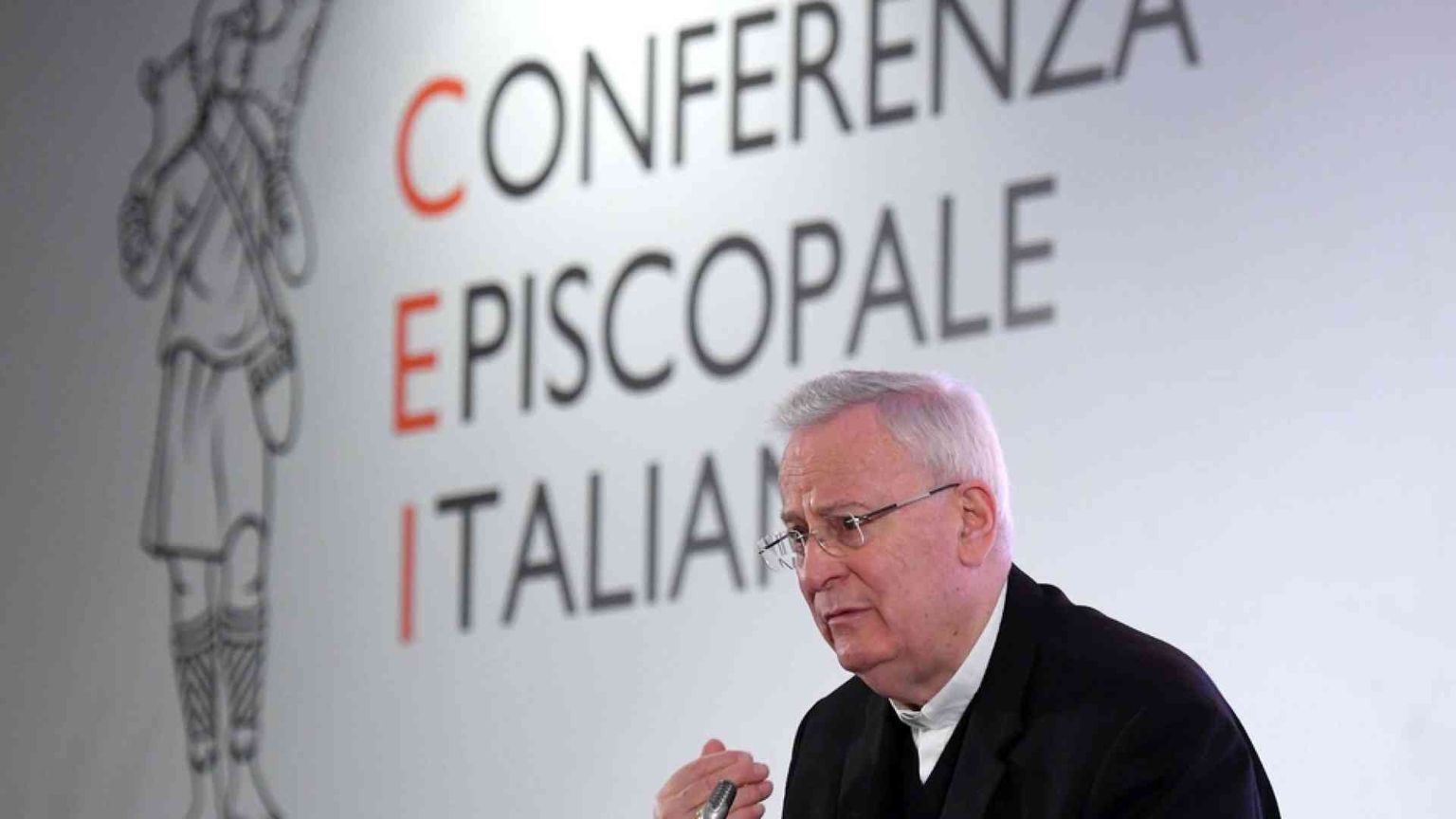 Bassetti: dai vescovi l'invito morale a vaccinarsi