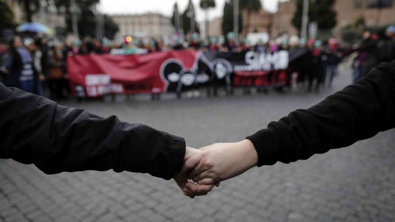 Violenza contro le donne, così tutto il paese protegge una mamma con i bambini