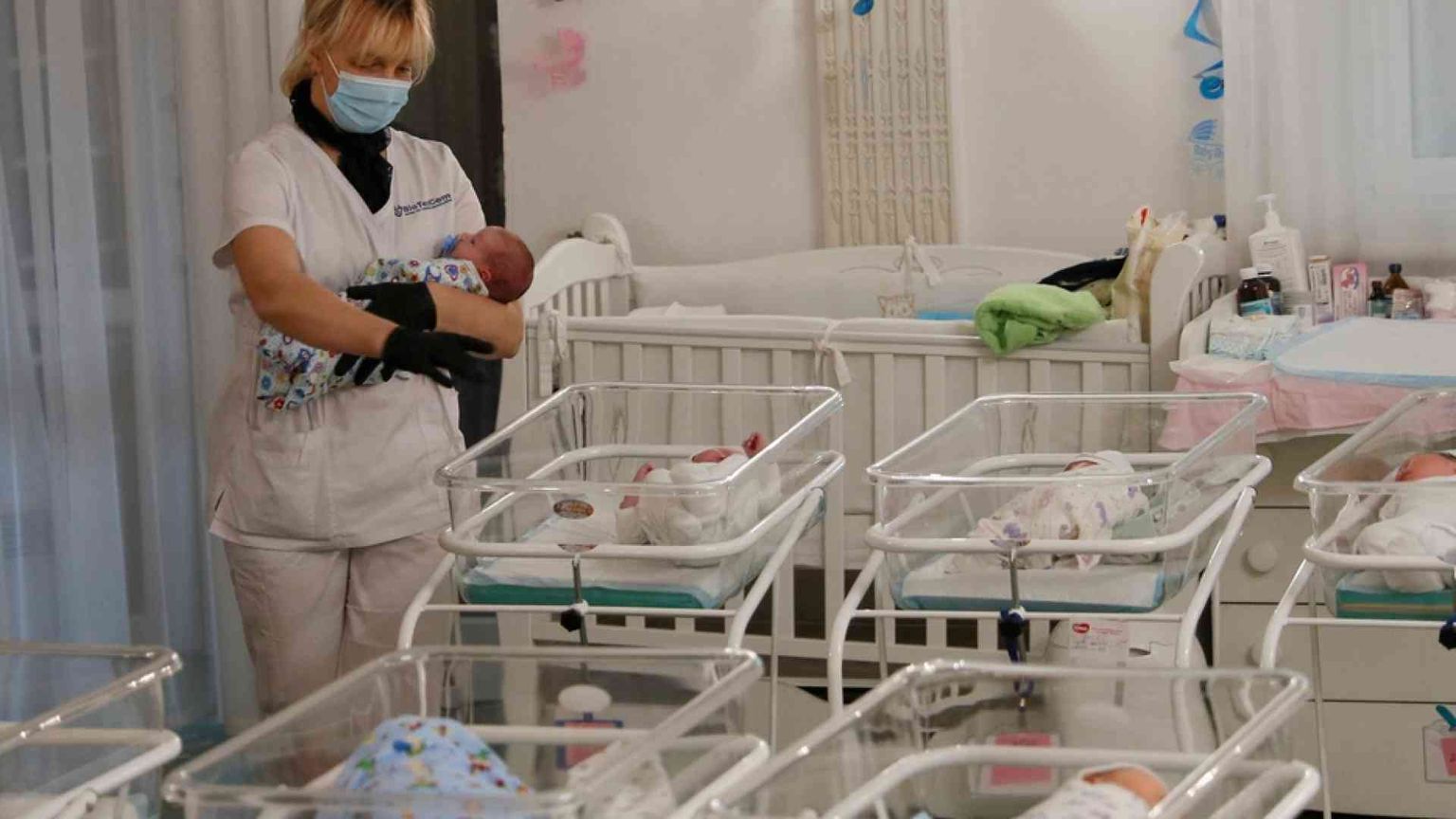 Milano, il Consiglio comunale non riesce a dire «no» alla maternità surrogata