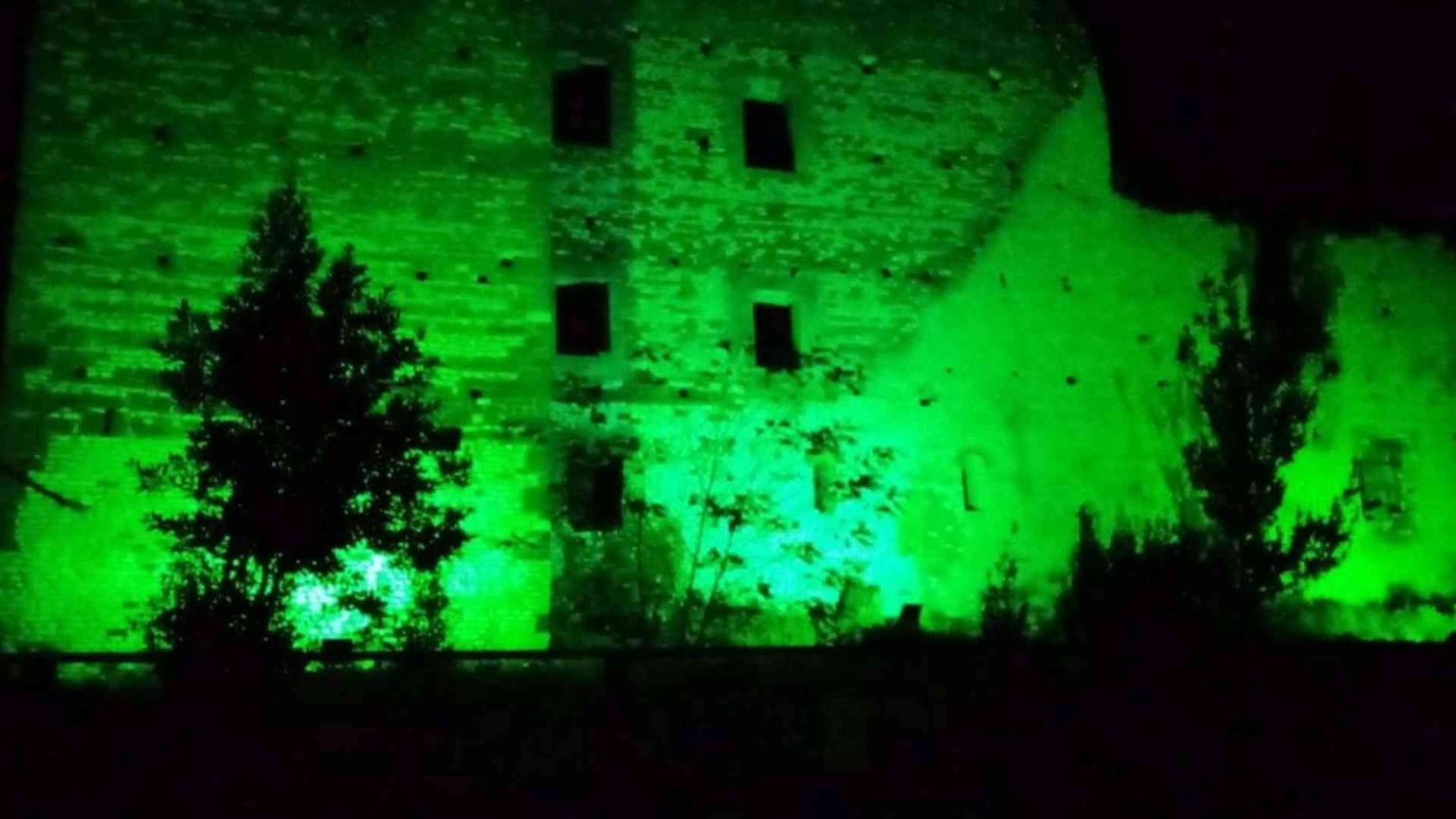 Migranti, il castello di Colleferro illuminato dalle Lanterne Verdi