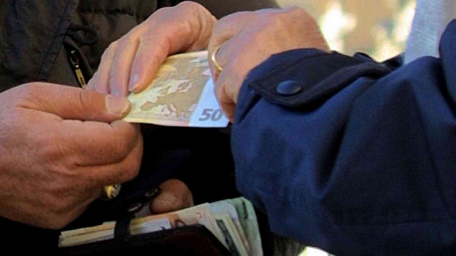 Dai poliziotti ai broker, ecco chi affoga nei debiti ed è vittima dell'usura