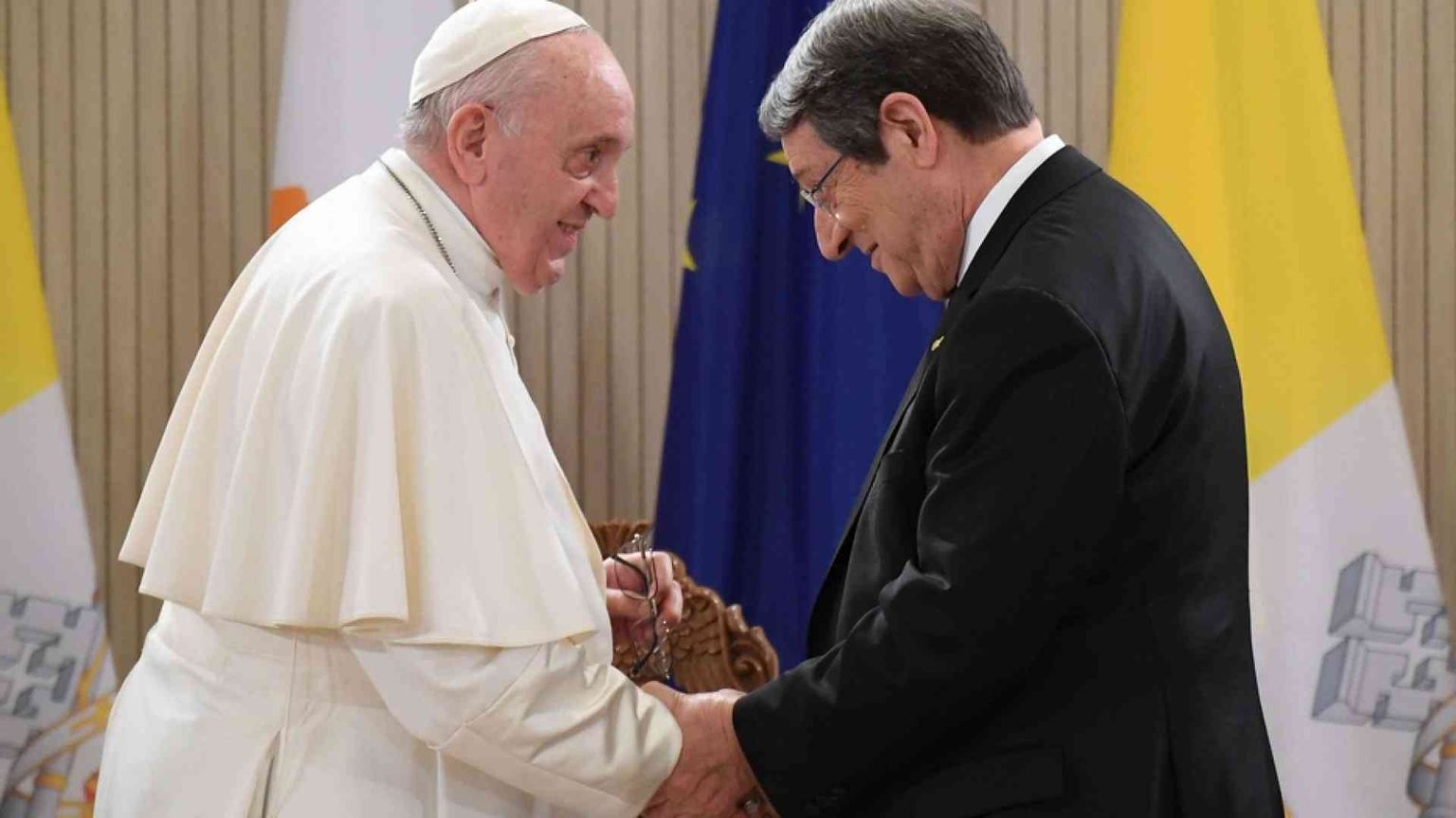 Il Papa: «Non saranno i muri della paura ad aiutare il progresso dell'Europa»