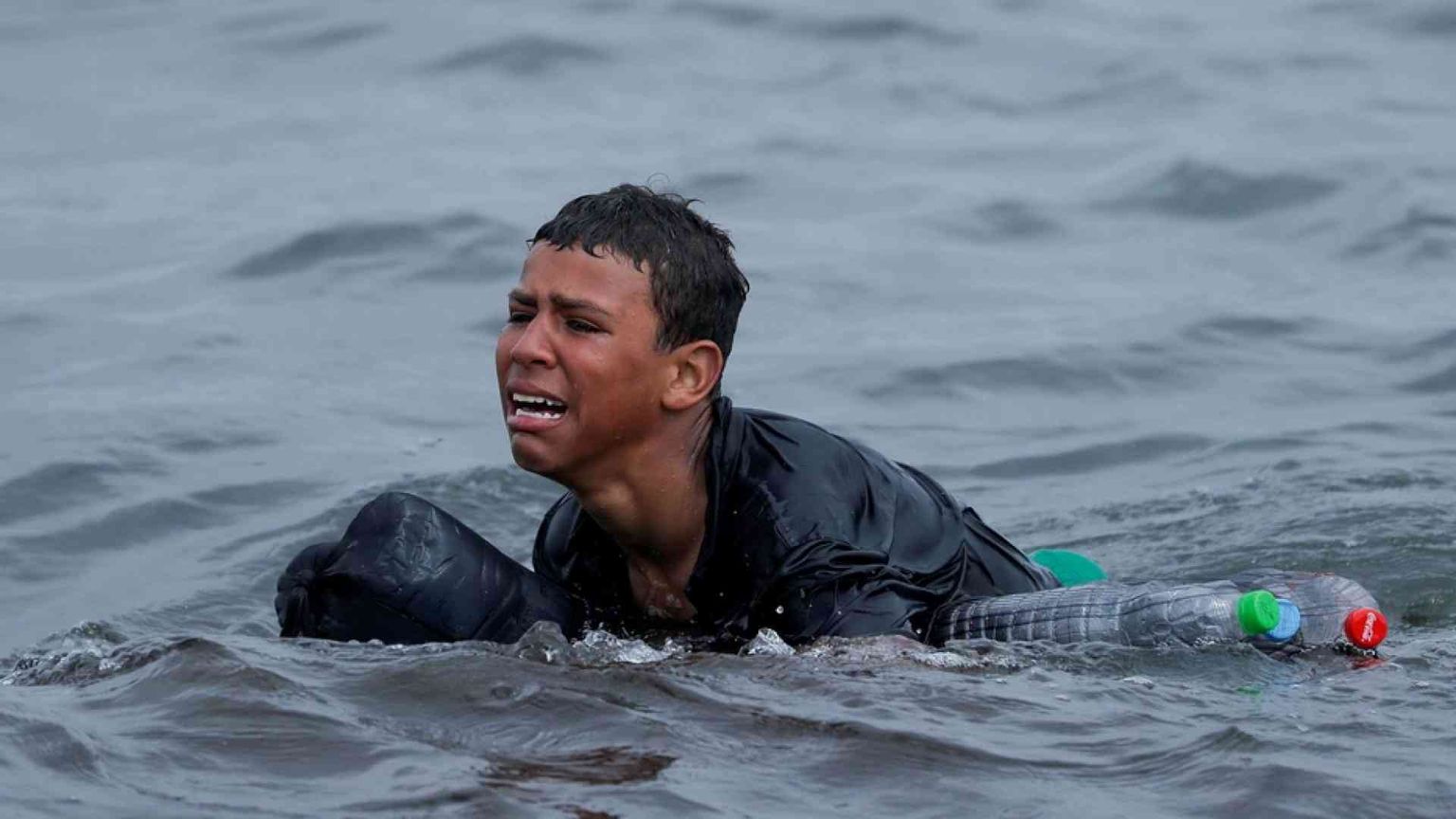 Canarie, bimbo di due mesi morto di freddo sul gommone