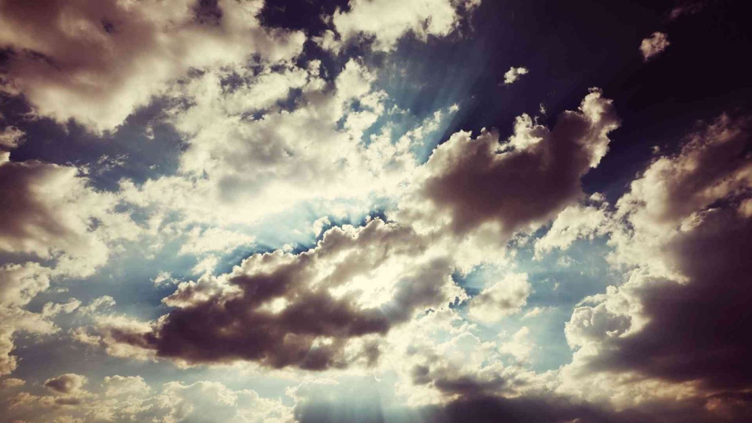 Le nuvole, specchio di sé e strada verso il divino