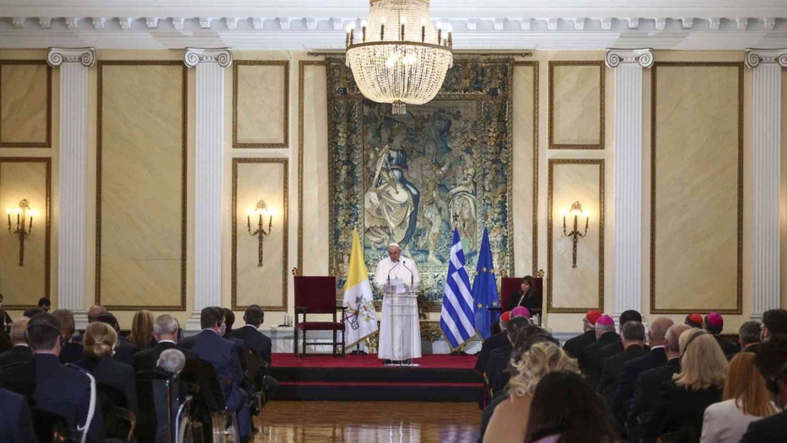 Il Papa in Grecia: qui è nata la democrazia, ma oggi è in pericolo