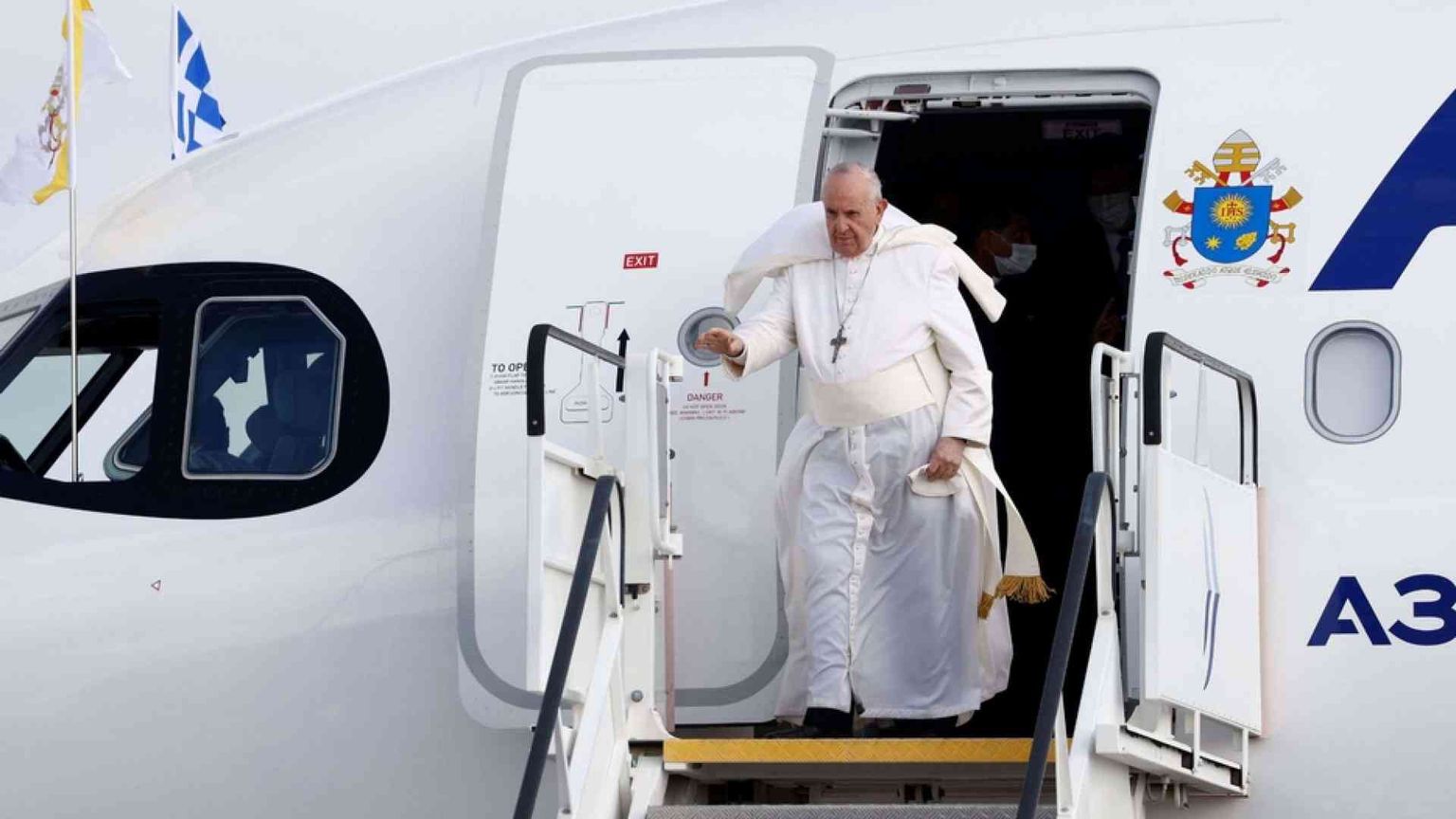 Papa Francesco viene accolto ad Atene