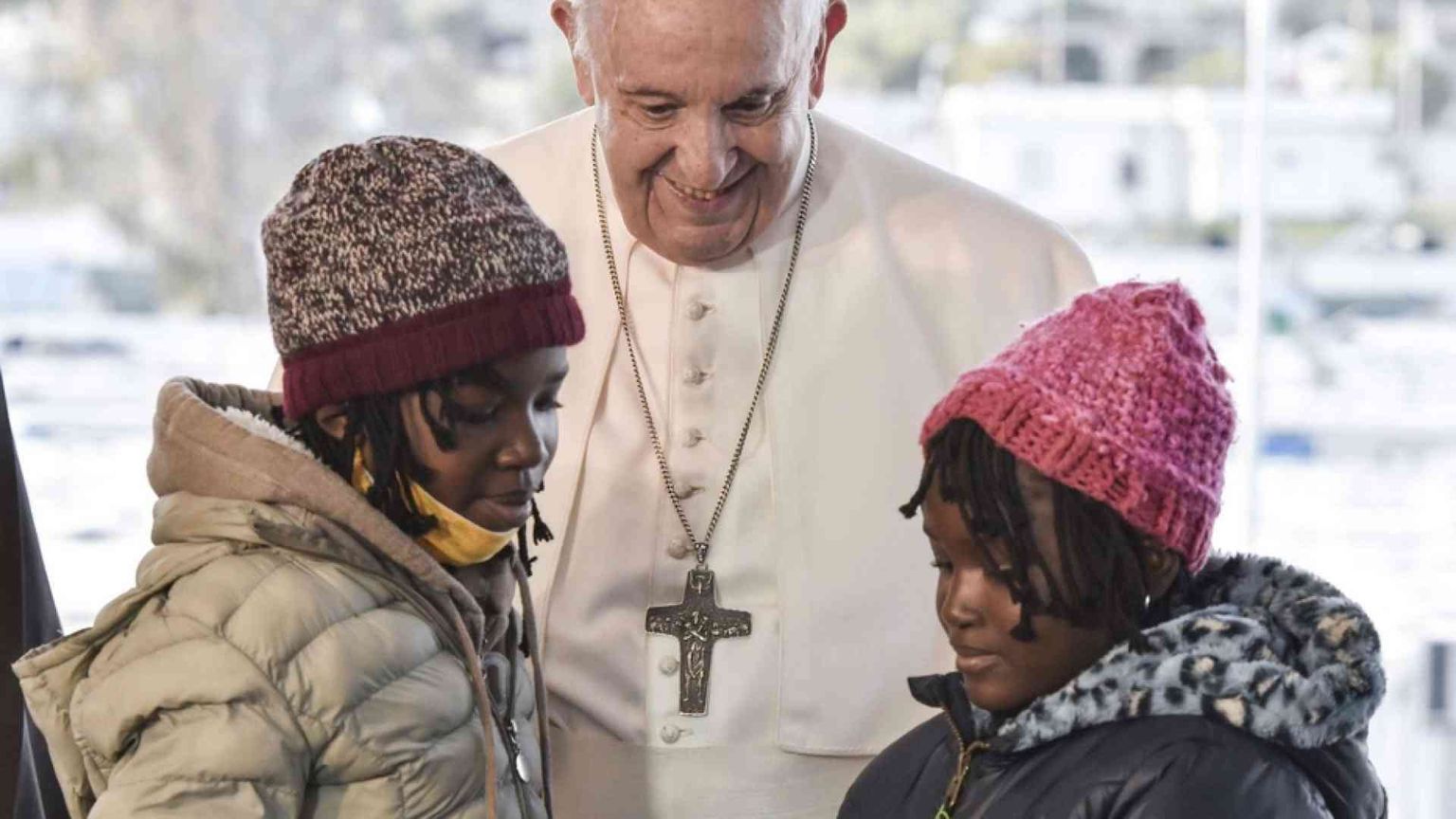 Papa Francesco tra i profughi di Lesbo: fermiamo questo naufragio di civiltà