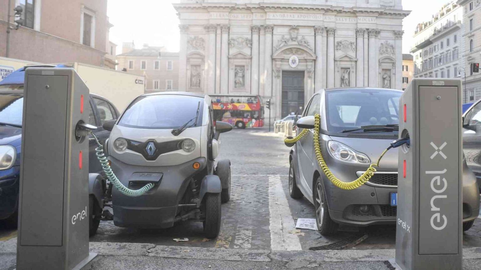 Più colonnine elettriche che distributori di carburante