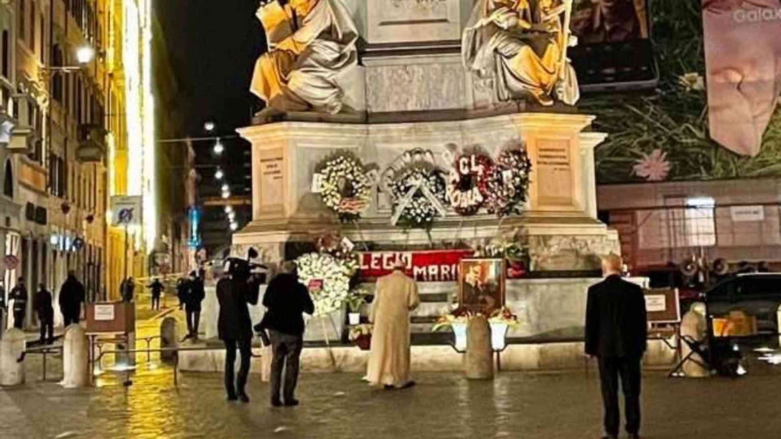 All'alba l'omaggio di papa Francesco a Maria a Piazza di Spagna