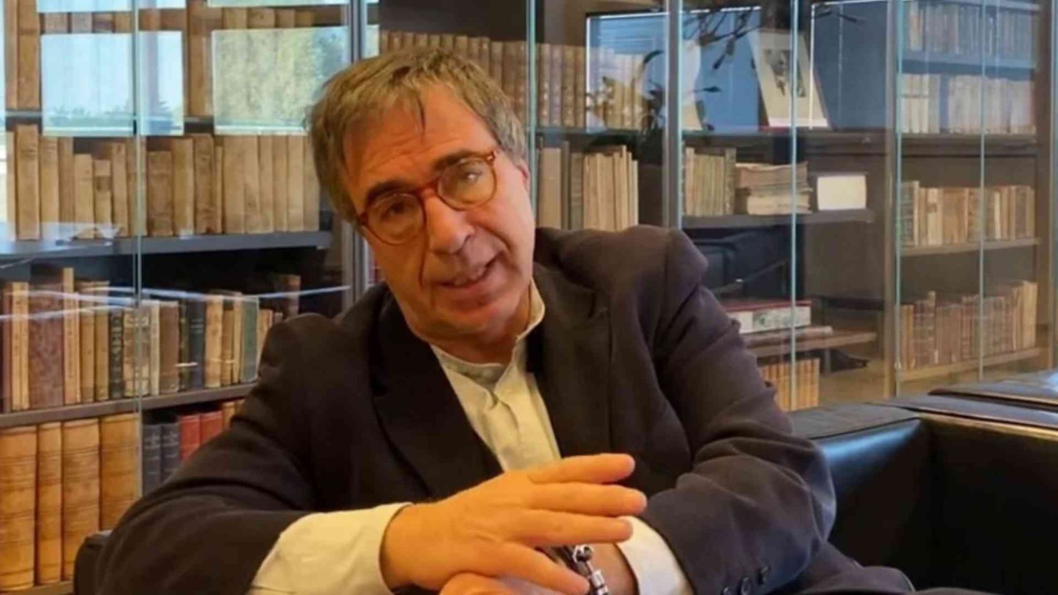 Ciccozzi: «Con Omicron c'è la prova. Il virus si adatta all'uomo»