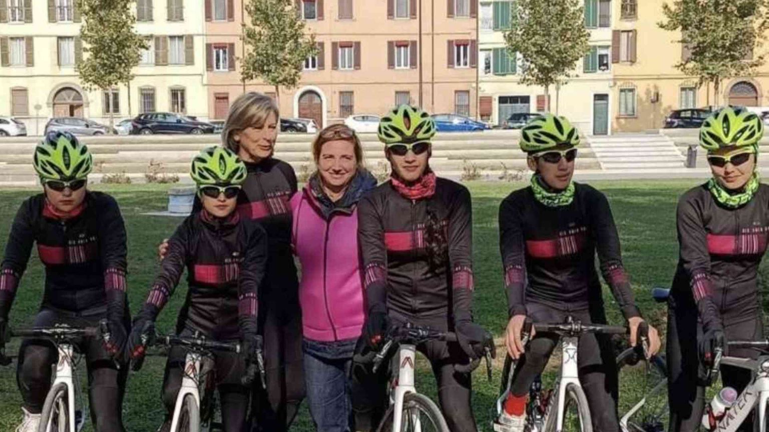 L'ex campionessa che aiuta (in bicicletta) le ragazze in fuga
