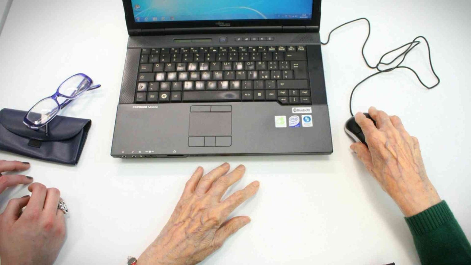 Così la solidarietà si rinnova quando la povertà è digitale