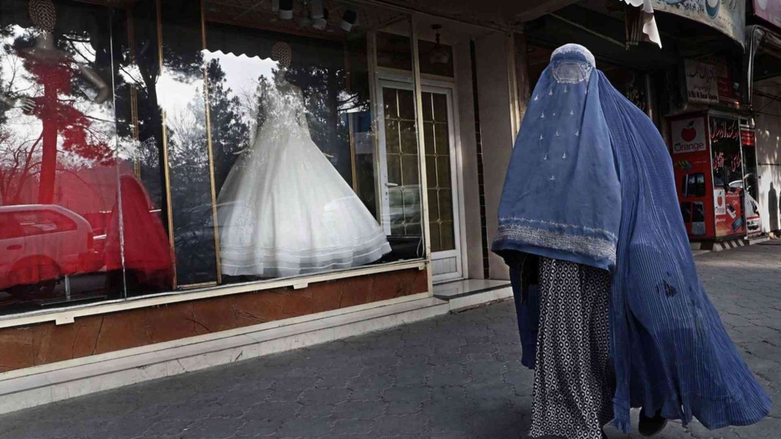 Afghanistan, ancora restrizioni alle donne. «Il vestito corretto? È il burqa»